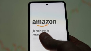 Seattle, Washington. Değiş tokuş ekranındaki Amazon logosuna yaklaş. Amazon hisse senetleri, bir cihazda AMZN $.