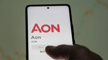 Londra, İngiltere. Değiş tokuş ekranındaki Aon logosuna yaklaş. Aon fiyat hisseleri, bir cihaza AON $.
