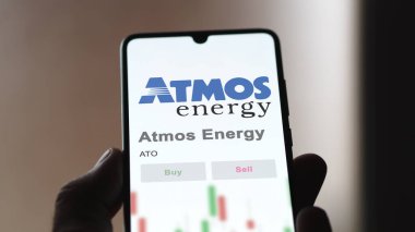 Dallas, Teksas. Bir değiş tokuş ekranındaki ATMOS Enerjisi logosuna yaklaş. ATMOS Enerji Fiyat Hisseleri, Bir aygıt üzerinde $ATO.