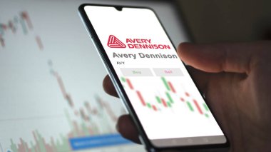 Glendale, Kaliforniya. Avery Dennison 'ın logosuna yakın çekim yap. Avery Dennison hisse senetleri, bir cihaza AVY $.