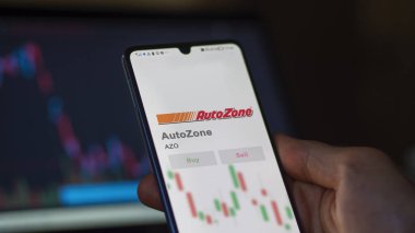 Memphis, Tennessee. Değiş tokuş ekranındaki AutoZone logosuna yaklaş. AutoZone fiyat hisseleri, bir aygıtta AZO $.