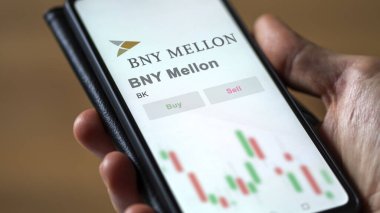 New York, New York. Değiş tokuş ekranındaki BNY Mellon logosuna yaklaş. BNY Mellon fiyat hisseleri, bir aygıt için BK $.