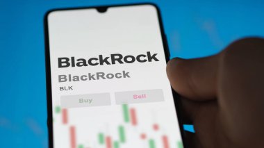 New York, New York. Bir değiş tokuş ekranındaki BlackRock logosuna yaklaş. BlackRock hisse senetleri, cihazda BLK $.