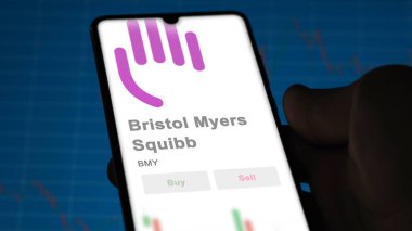 New York, New York. Bristol Myers Squibb 'in logosunu bir değiş tokuş ekranında kapatın. Bristol Myers Squibb hisse senetleri, cihazda BMY $.