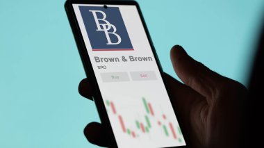 Daytona Sahili, Florida. Bir değiş tokuş ekranında Brown & Brown logosuna yaklaş. Kahverengi & fiyat hisseleri, bir aygıt üzerinde BRO $.