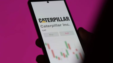 Irving, Teksas. Bir takas ekranındaki Tırtıl Şirketi 'nin logosuna yaklaş. Caterpillar Inc. Fiyat hisseleri, bir cihazda $CAT.