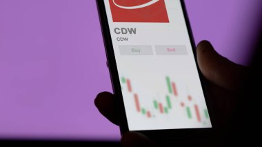 Lincoln, Illinois 'de. Bir değiş tokuş ekranındaki CDW logosunu kapat. CDW hisse senetleri, bir aygıtta CDW $.