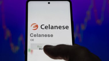 Irving, Teksas. Bir değiş tokuş ekranında Celyanca logosuna yaklaş. Fiyat hisseleri, bir cihaza CE $.