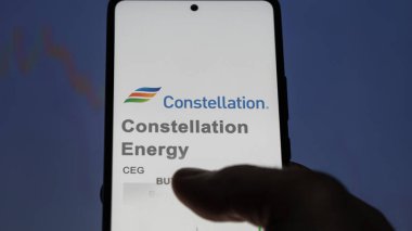 Baltimore, Maryland. Takas ekranındaki Takımyıldız Enerjisi logosuna yaklaş. Takımyıldız Enerji Fiyat Hisseleri, Bir aygıt üzerinde CEG $.