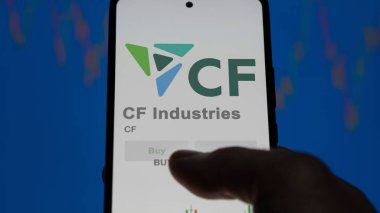 Deerfield, Illinois 'de. Değiş tokuş ekranındaki CF Endüstri logosuna yaklaş. CF Endüstri hisse senedi fiyatları, cihazda CF $.