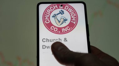 Ewing, New Jersey. Değiş tokuş ekranındaki Church & Dwight logosuna yaklaş. Kilise & Dwight hisse senetleri, bir aygıtta CHD $.