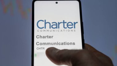 Stamford, Connecticut. Bir değiş tokuş ekranındaki Charter İletişim logosuna yaklaş. Charter İletişim Fiyat Hisseleri, Bir aygıt üzerinde CHTR $.