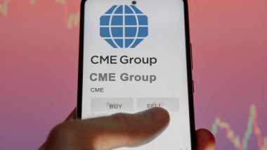 Chicago, Illinois. Değiş tokuş ekranındaki CME Grubu logosuna yaklaş. CME Grubu hisse senetleri, bir aygıt üzerinde $CME.