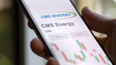 Jackson, Michigan 'da. Değiş tokuş ekranındaki CMS Enerji logosuna yaklaş. CMS Enerji Fiyat Hisseleri, Bir aygıt üzerinde $CMS.