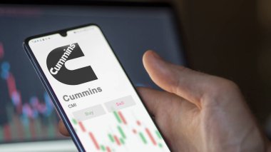 Columbus, Indiana. Bir değiş tokuş ekranındaki Cummins logosuna yaklaş. Cummins hisse senetleri, cihazda CMI $.
