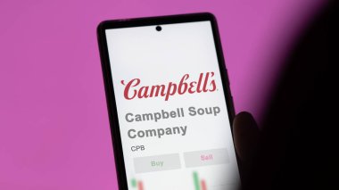 Camden, New Jersey 'de. Bir takas ekranında Campbell Çorba Şirketi 'nin logosuna yaklaş. Campbell Çorba Şirketi hisse senetleri, bir cihazda CPB $.