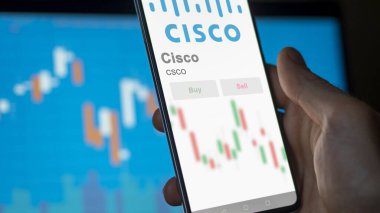 San Jose, Kaliforniya. Değiş tokuş ekranında Cisco 'nun logosuna yaklaş. Cisco hisse senetleri, CSCO $bir aygıt üzerinde.