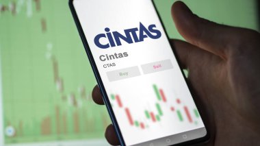 Mason, Ohio 'da. Bir değiş tokuş ekranındaki Cinta logosuna yaklaş. Cintas hisse senetleri, CTAS $bir aygıt üzerinde.