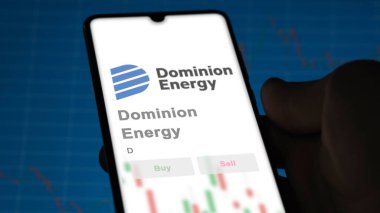 Richmond, Virginia. Değiş tokuş ekranındaki Dominion Enerji logosuna yaklaş. Dominion Enerji Fiyat Hisseleri, bir cihaza D $.