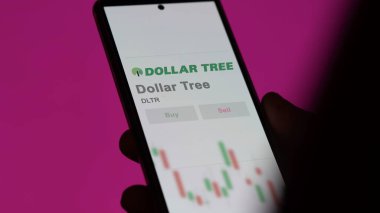 Chesapeake, Virginia. Takas ekranındaki Dolar Ağacı logosuna yaklaş. Dolar ağacı fiyatları, aygıt için DLTR $.