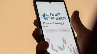 Charlotte, Kuzey Carolina. Duke Enerji 'nin logosuna bir değiş tokuş ekranında yaklaş. Duke Enerji hisseleri, bir cihazda DUK $.