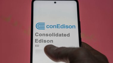 New York, New York. Consolidated Edison 'un logosunu bir değiş tokuş ekranında kapat. Birleştirilmiş Edison hisse senetleri, bir aygıt için ED $.