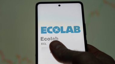 Aziz Paul, Minnesota. Değişim ekranındaki Ecolab logosuna yaklaş. Ekolab fiyat hisseleri, cihazda ECL $.