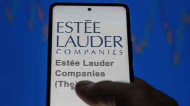 New York, New York. Estee Lauder Şirketleri 'nin (The) logosunu bir takas ekranında kapatın. Estee Lauder Şirketleri () fiyat hisseleri, bir aygıt için EL $.
