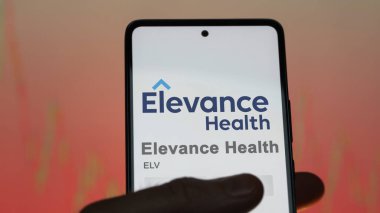 Indianapolis, Indiana. Takas ekranındaki Elevance Health logosuna yaklaş. Elevance Sağlık Fiyat Hisseleri, bir cihaza ELV $.