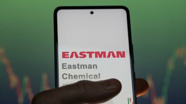 Kingsport, Tennessee 'de. Eastman Kimya Şirketi 'nin logosunu değiş tokuş ekranında kapatın. Eastman Kimya Şirketi hisse senetleri, EMN $.