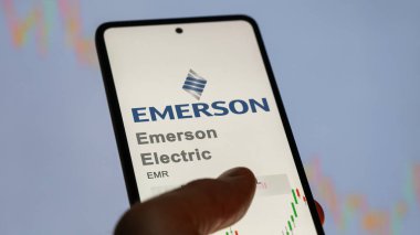 Ferguson, Missouri. Değiş tokuş ekranındaki Emerson Elektrik logosuna yaklaş. Emerson Elektrik Fiyat Hisseleri, EMR $bir cihaz üzerinde.