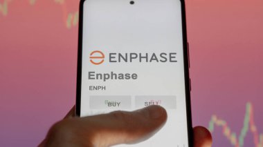 Fremont, Kaliforniya. Değiş tokuş ekranındaki Enphase logosuna yaklaş. Enphase fiyat hisseleri, bir aygıt üzerinde ENPH $.
