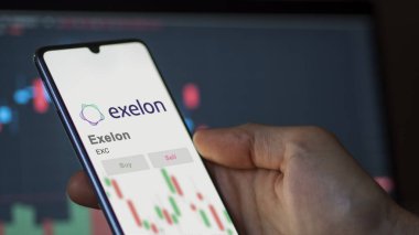 Chicago, Illinois. Exelon 'un logosuna yakın çekim yap. Exelon fiyat hisseleri, bir aygıt üzerinde EXC $.