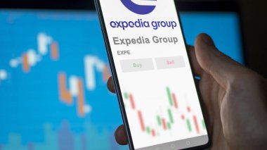 Seattle, Washington. Expedia Group 'un logosunu bir değiş tokuş ekranında kapatın. Expedia Group hisse senetleri, bir aygıt üzerinde EXPE $.