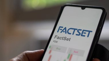 Norwalk, Connecticut. Değiş tokuş ekranındaki Factset logosuna yaklaş. Fiyat Belirle hisse senetleri, cihazda FDS $.