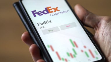 Memphis, Tennessee. Değiş tokuş ekranındaki FedEx logosuna yaklaş. FedEx fiyat hisseleri, bir aygıt üzerinde FDX $.