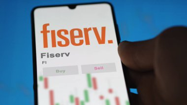 Brookfield, Wisconsin. Fiserv 'in logosuna yakın çekim yap. Fiserv hisse senetleri, cihaz için FI $.