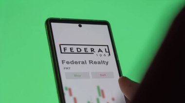 Rockville, Maryland 'de. Değiş tokuş ekranındaki Federal Emlak logosuna yaklaş. Federal emlak fiyatları hisse senetleri, bir cihazda FRT $.