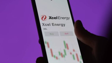 Minneapolis, Minnesota. Takas ekranındaki Xcel Energy logosuna yaklaş. Xcel Enerji Fiyat Hisseleri, XEL $bir aygıt üzerinde.