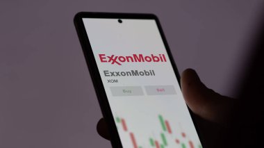 Irving, Teksas. ExxonMobil 'in logosuna yakın çekim yap. ExxonMobil fiyat hisseleri, cihaza XOM $.