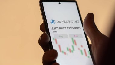 Varşova, Indiana. Değiş tokuş ekranındaki Zimmer Biomet logosuna yaklaş. Zimmer Biyomet hisse senetleri, bir cihaza ZBH $..