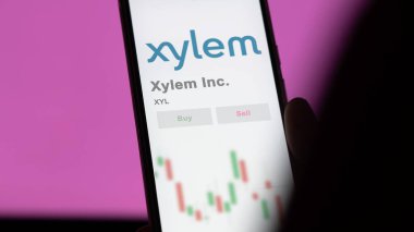 White Plains, New York 'ta. Bir değiş tokuş ekranında Xylem A.Ş. 'nin logosuna yaklaş. Xylem Inc fiyat hisseleri, XYL $bir aygıt üzerinde.