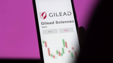 Foster Şehri, Kaliforniya. Gilead Sciences 'ın logosuna bir değiş tokuş ekranında yaklaş. Gilead Sciences hisse senetleri, GILD $bir aygıt üzerinde.