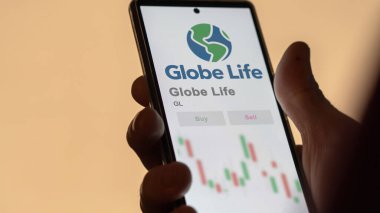 McKinney, Teksas. Bir değiş tokuş ekranında Globe Life 'ın logosuna yaklaş. Globe Life hisse senetleri, bir cihazda GL $.