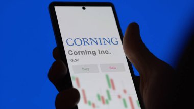 Corning, New York 'ta. Bir değiş tokuş ekranında Corning Inc. 'in logosuna yaklaş. Corning Inc. Fiyat hisseleri, bir aygıtta GLW $.