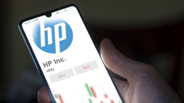 Palo Alto, Kaliforniya. Değiş tokuş ekranındaki HP A.Ş. 'nin logosunu kapat. HP Inc fiyat hisseleri, bir aygıtta HPQ $.