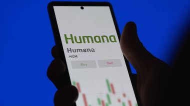 Louisville, Kentucky 'de. Bir değiş tokuş ekranındaki Humana logosuna yaklaş. Humana hisse senetleri, cihaz başına $HUM..