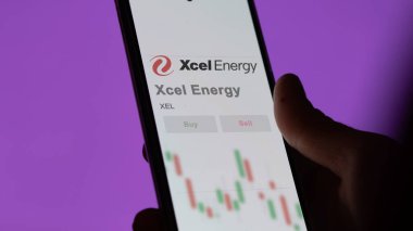 Minneapolis, Minnesota. Takas ekranındaki Xcel Energy logosuna yaklaş. Xcel Enerji Fiyat Hisseleri, XEL $bir aygıt üzerinde.