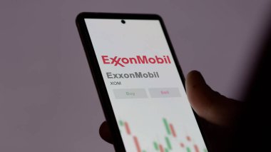 Irving, Teksas. ExxonMobil 'in logosuna yakın çekim yap. ExxonMobil fiyat hisseleri, cihaza XOM $.