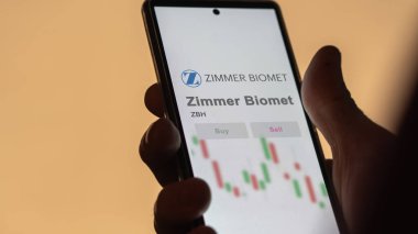 Varşova, Indiana. Değiş tokuş ekranındaki Zimmer Biomet logosuna yaklaş. Zimmer Biyomet hisse senetleri, bir cihaza ZBH $..